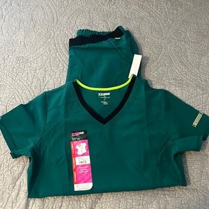 Scrub Set Medium bottom, Small Top